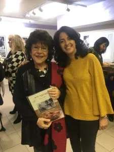 סיגי מנטל ולילית נגר מחייכות יחד ומחזיקות את ספר הבישול