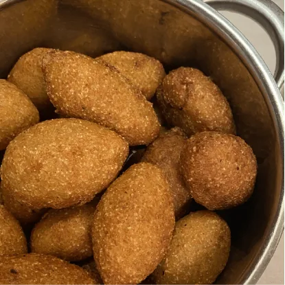 קובה מטוגנת ערוכה בסיר מתכת